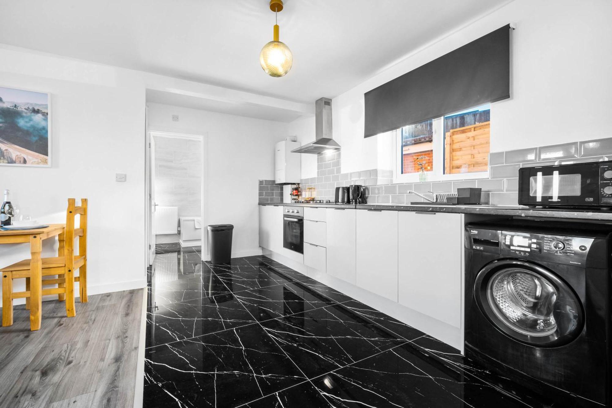 Modern - Cradley Heath - Rated - Netflix - Wifi - 1mh