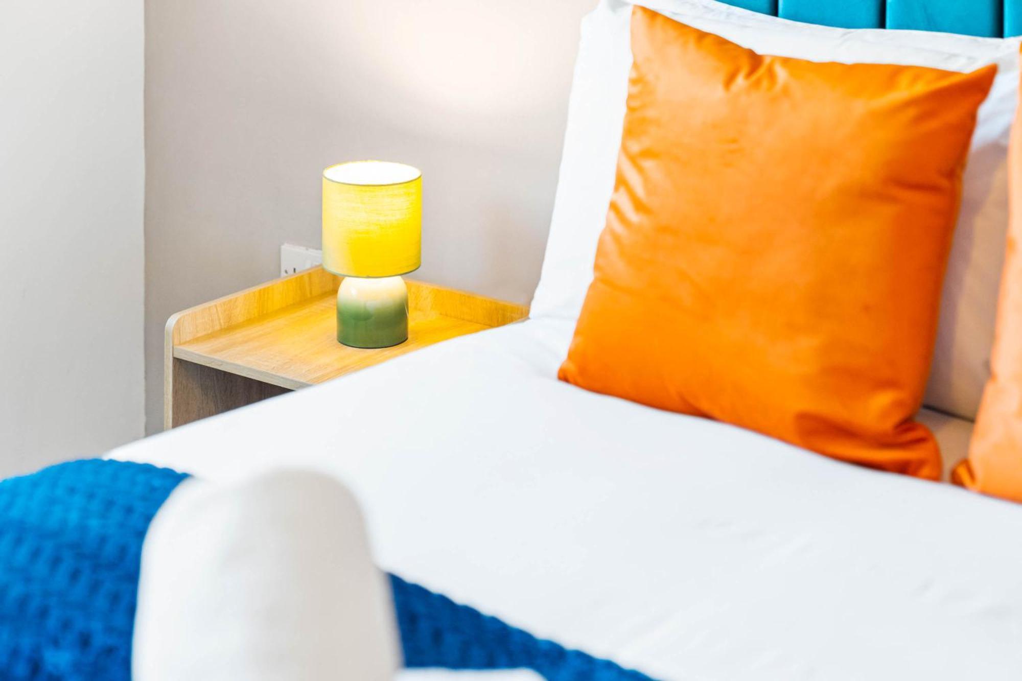 Modern - Cradley Heath - Rated - Netflix - Wifi - 1mh *