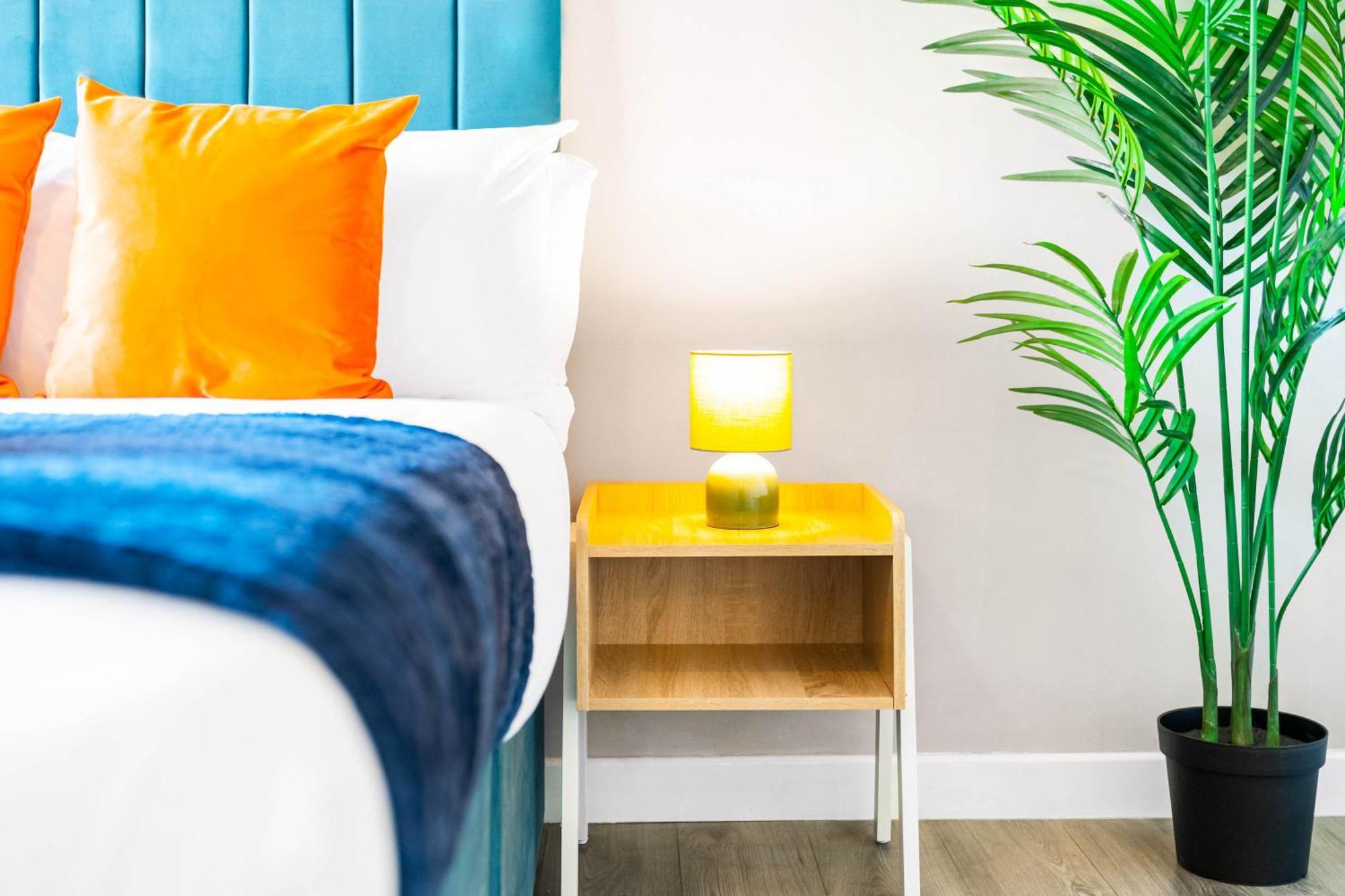 Modern - Cradley Heath - Rated - Netflix - Wifi - 1mh *