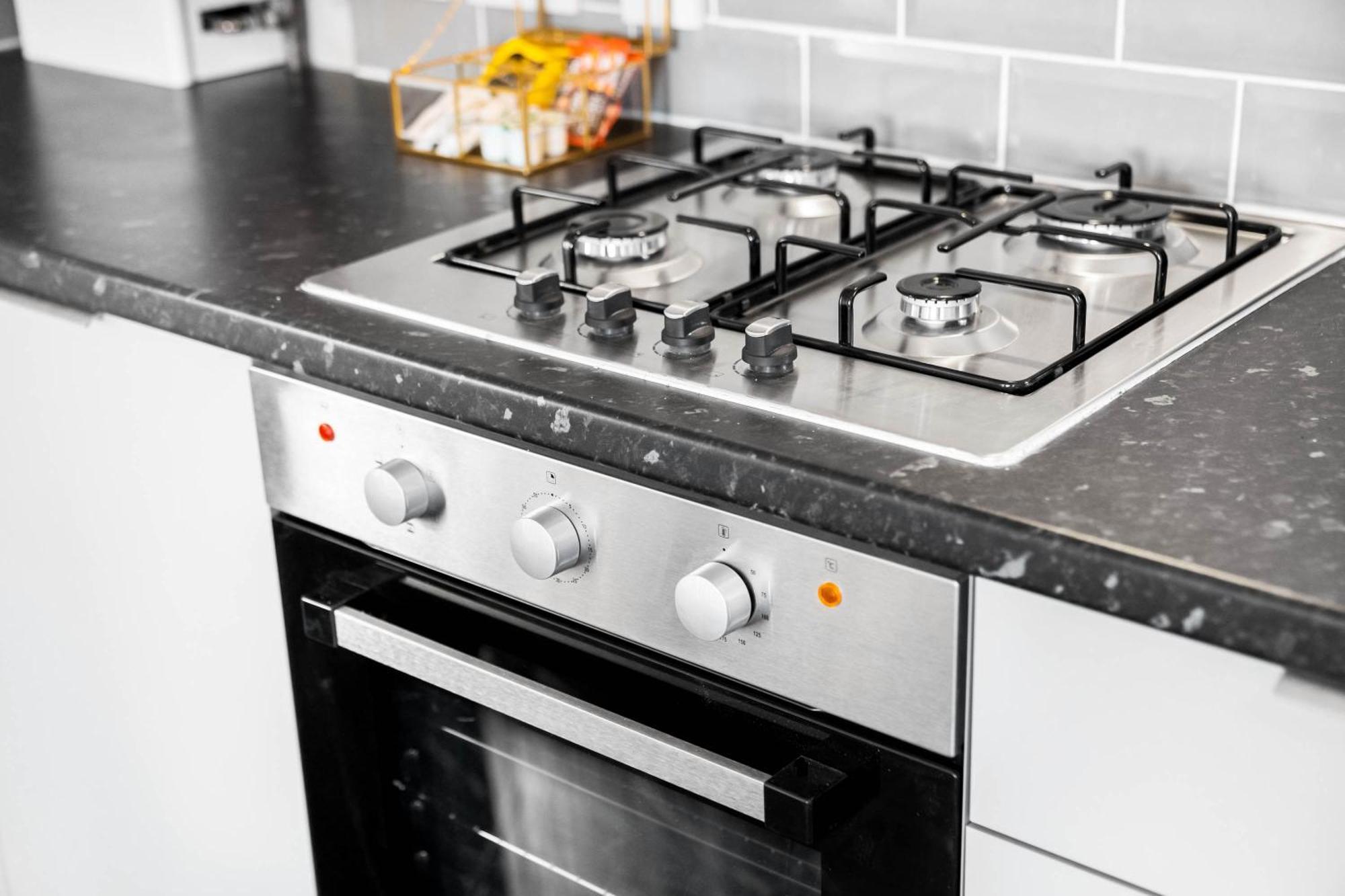 Modern - Cradley Heath - Rated - Netflix - Wifi - 1mh